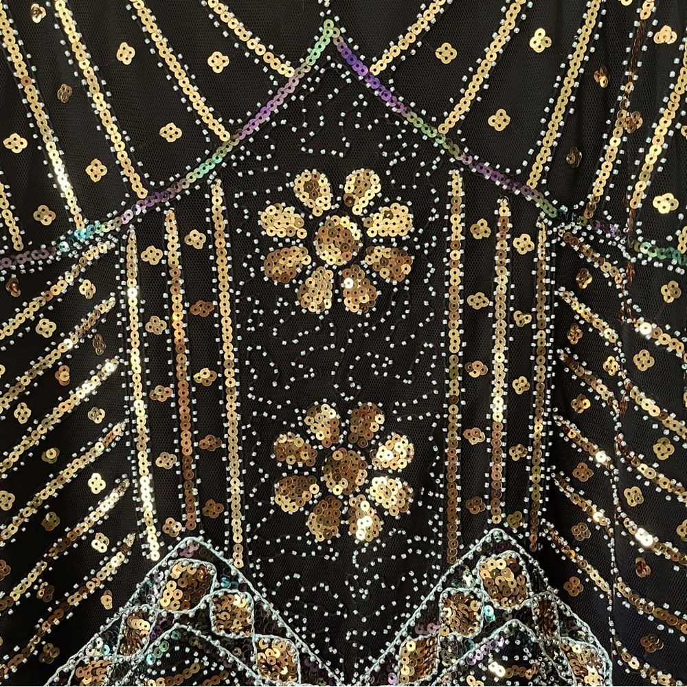 Babeyond 1920s Inspired Elegant Black and Gold Midi Flapper Dress - Picture 4 of 12